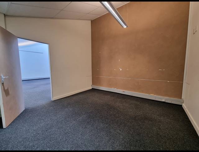 200M² OFFICE TO LET IN PLATTEKLOOF 2
